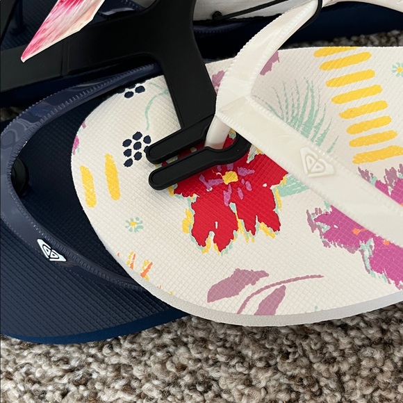 SOLD.    2pair Roxy flip flops - Picture 5 of 5